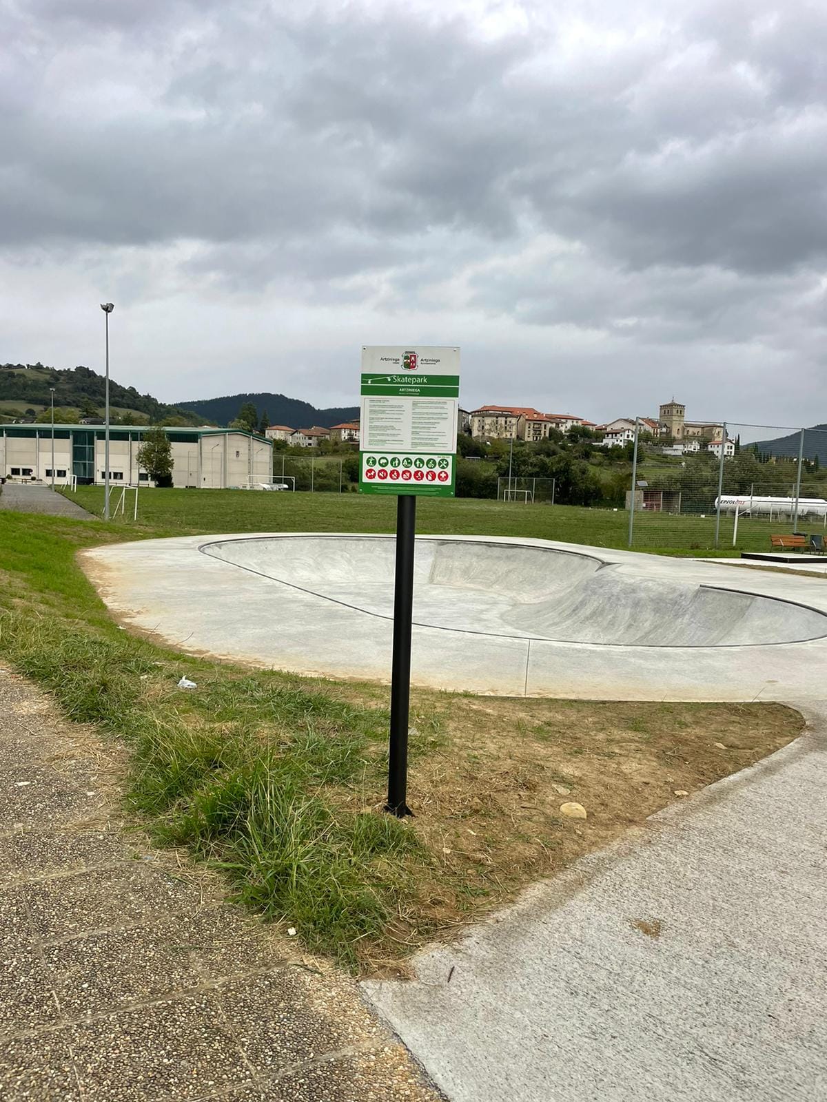 El Ayuntamiento informa de que la pista de skate construida en la zona deportiva de La Bárcena está ya abierta al público.