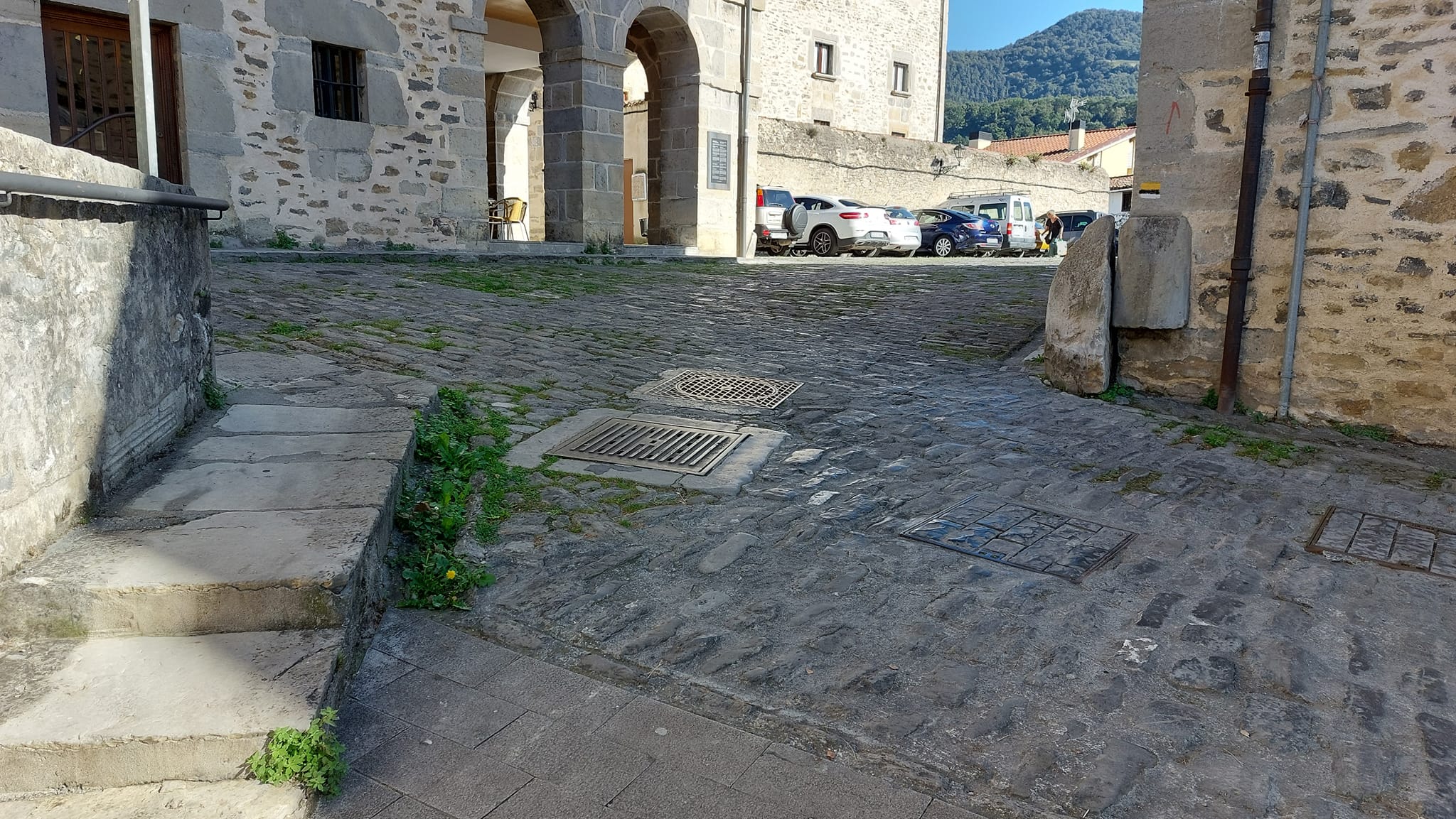 El Ayuntamiento informa de que la próxima semana comenzarán las obras de mejora de accesibilidad en el pavimento desde la Beratza Aldapa / Cuesta Beraza hasta Goiko Plaza. 